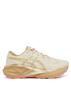 Buty do biegania Asics Novablast 5 Tr 1012B809 Beżowy ze sklepu eobuwie.pl w kategorii Buty sportowe damskie - zdjęcie 181806474