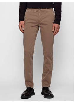 Boss Chinosy Schino 50379152 Brązowy Slim Fit ze sklepu MODIVO w kategorii Spodnie męskie - zdjęcie 181886432