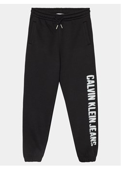 Calvin Klein Jeans Spodnie dresowe Pixel Logo IB0IB01935 Czarny Relaxed Fit ze sklepu MODIVO w kategorii Spodnie chłopięce - zdjęcie 181887142