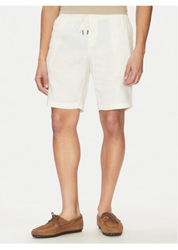 Tommy Hilfiger Szorty materiałowe Harlem MW0MW37804 Écru Regular Fit ze sklepu MODIVO w kategorii Spodenki męskie - zdjęcie 181887952