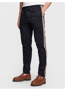 Tommy Hilfiger Spodnie materiałowe Chelsea Pull On Side Tape MW0MW29098 Granatowy Relaxed Fit ze sklepu MODIVO w kategorii Spodnie męskie - zdjęcie 181888111
