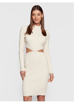 Guess Sukienka dzianinowa W3RK26 Z2YN2 Écru Slim Fit ze sklepu MODIVO w kategorii Sukienki - zdjęcie 181888380