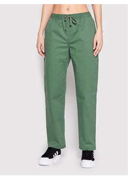 Vans Spodnie materiałowe Range VN0A7RMP Zielony Relaxed Fit ze sklepu MODIVO w kategorii Spodnie damskie - zdjęcie 181888510