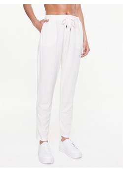 Liu Jo Sport Spodnie dresowe TA3152 J5942 Beżowy Regular Fit ze sklepu MODIVO w kategorii Spodnie damskie - zdjęcie 181893564