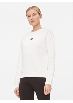 Tommy Jeans Bluza Badge DW0DW17325 Biały Boxy Fit ze sklepu MODIVO w kategorii Bluzy damskie - zdjęcie 181893584