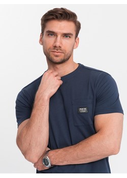 Męski casualowy t-shirt z naszytą kieszonką - granatowy V10 OM-TSCT-0109 ze sklepu ombre w kategorii T-shirty męskie - zdjęcie 181907343