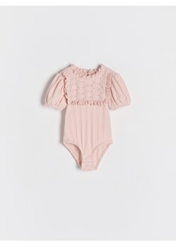 Reserved - Bawełniane body z falbaną - pastelowy róż ze sklepu Reserved w kategorii Body niemowlęce - zdjęcie 181914851