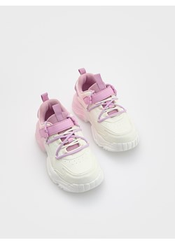 Reserved - Lekkie sneakersy z imitacji skóry - biały ze sklepu Reserved w kategorii Buty sportowe dziecięce - zdjęcie 181916144