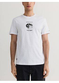 Reserved - T-shirt regular z nadrukiem - biały ze sklepu Reserved w kategorii T-shirty męskie - zdjęcie 181917514