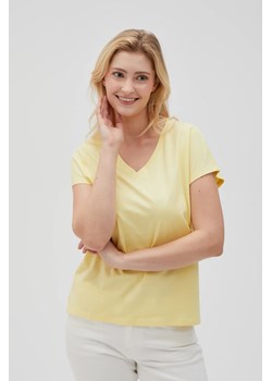 Bawełniny t-shirt z dekoltem w serek żółty ze sklepu Moodo.pl w kategorii Bluzki damskie - zdjęcie 181919701