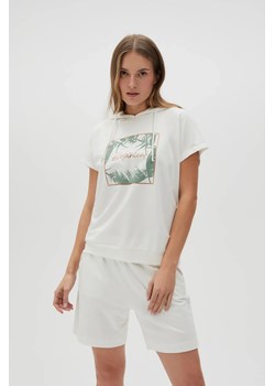 Bluza z kapturem i krótkimi rękawami biała ze sklepu Moodo.pl w kategorii Bluzy damskie - zdjęcie 181919713