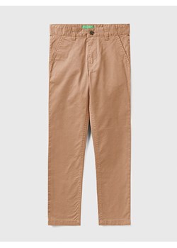 Benetton Spodnie chino w kolorze beżowym ze sklepu Limango Polska w kategorii Spodnie chłopięce - zdjęcie 181936231