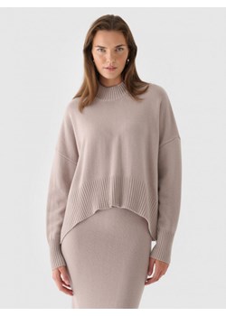 Damski sweter wełniany Outhorn OTHWAW24TSWEF128 - beżowy ze sklepu Sportstylestory.com w kategorii Swetry damskie - zdjęcie 181943804