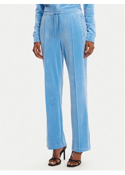 Juicy Couture Spodnie dresowe Tina JCAPW045 Niebieski Regular Fit ze sklepu MODIVO w kategorii Spodnie damskie - zdjęcie 181945333