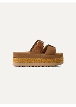 UGG Skórzane klapki &quot;Aubrey&quot; w kolorze jasnobrązowym ze sklepu Limango Polska w kategorii Klapki damskie - zdjęcie 181951391