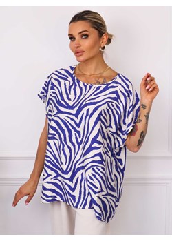 T-SHIRT OVERSIZE W ZEBRĘ Z OZDOBNYMI CYRKONIAMI- NIEBIESKI ze sklepu olika.com.pl w kategorii Bluzki damskie - zdjęcie 181952641