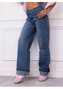 SPODNIE JEANSOWE Z ASYMETRYCZNYM ZAPIĘCIEM I PODWINIĘTYMI NOGAWKAMI ze sklepu olika.com.pl w kategorii Jeansy damskie - zdjęcie 181952862