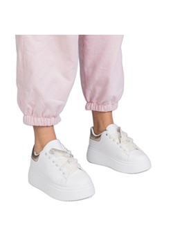 Białe sneakersy ze złotą wstawką i szpilką z cyrkoniami ze sklepu ButyModne.pl w kategorii Buty sportowe damskie - zdjęcie 181955170