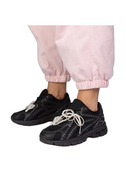 Czarne sneakersy z odpinanymi ozdobami ze sklepu ButyModne.pl w kategorii Buty sportowe damskie - zdjęcie 181955240