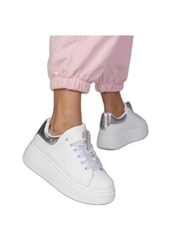 Białe sneakersy ze srebrną wstawką i szpilką z cyrkoniami ze sklepu ButyModne.pl w kategorii Buty sportowe damskie - zdjęcie 181955244