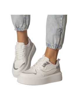 Białe sneakersy z materialową wstawką ze sklepu ButyModne.pl w kategorii Buty sportowe damskie - zdjęcie 181955630