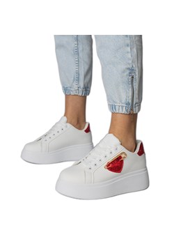 Białe sneakersy z czerwonym serduszkiem ze sklepu ButyModne.pl w kategorii Buty sportowe damskie - zdjęcie 181955681