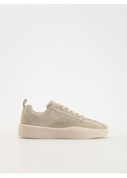 Reserved - Zamszowe sneakersy - beżowy ze sklepu Reserved w kategorii Buty sportowe męskie - zdjęcie 181966682