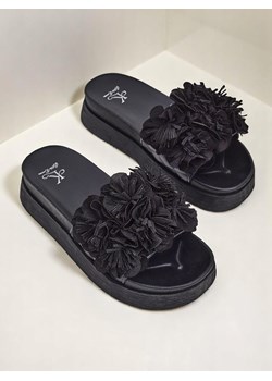 Royalfashion Klapki damskie z kwiatuszkami Frezja ze sklepu royalfashion.pl w kategorii Klapki damskie - zdjęcie 181971872