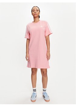 adidas Sukienka codzienna Essentials 3-Stripes IY4242 Różowy Loose Fit ze sklepu MODIVO w kategorii Sukienki - zdjęcie 181984101
