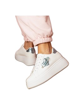 Białe sneakersy z niebieskim serduszkiem a cyrkoniową szpileczką ze sklepu ButyModne.pl w kategorii Trampki damskie - zdjęcie 181984792
