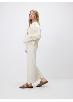 Reserved - Jeansy wide leg z ażurowym wzorem - kremowy ze sklepu Reserved w kategorii Jeansy damskie - zdjęcie 181995704