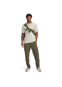 Męskie spodnie casual tkaninowe Under Armour UA Rival Woven Windbreaker Pant - khaki ze sklepu Sportstylestory.com w kategorii Spodnie męskie - zdjęcie 181999181