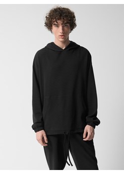Męska bluza nierozpinana z kapturem Outhorn OTHWSS24TSWSM1635 - czarna ze sklepu Sportstylestory.com w kategorii Bluzy męskie - zdjęcie 181999252