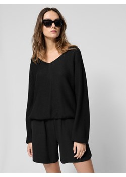 Damski sweter Outhorn OTHWSS24TSWEF086 - czarny ze sklepu Sportstylestory.com w kategorii Swetry damskie - zdjęcie 181999303