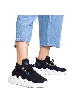 Czarne sportowe sneakersy na masywnej podeszwie ze sklepu ButyModne.pl w kategorii Buty sportowe damskie - zdjęcie 182004371