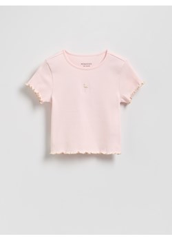 Reserved - Prążkowany t-shirt z haftem - pastelowy róż ze sklepu Reserved w kategorii Bluzki dziewczęce - zdjęcie 182011764