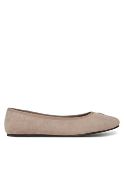 Baleriny Tommy Hilfiger Th Hardware Suede Ballerina FW0FW08655 Beżowy ze sklepu eobuwie.pl w kategorii Balerinki - zdjęcie 182022631
