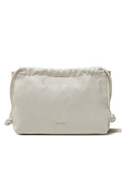 Torebka Calvin Klein Jeans Drawstring Crossbody26 LV04K3060G Écru ze sklepu eobuwie.pl w kategorii Torebki worki - zdjęcie 182037024
