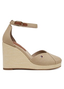 Półbuty Tommy Hilfiger Flag High Wedge Espad Closed Toe FW0FW08494 Beżowy ze sklepu eobuwie.pl w kategorii Sandały damskie - zdjęcie 182051852