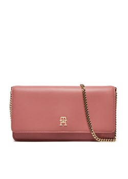 Torebka Tommy Hilfiger Th Refined Chain Crossover AW0AW16109 Różowy ze sklepu eobuwie.pl w kategorii Kopertówki - zdjęcie 182055003