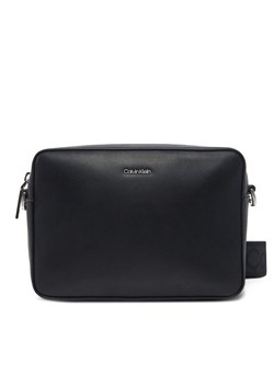 Torebka Calvin Klein Ck Must Small Camera Bag K60K613145 Czarny ze sklepu eobuwie.pl w kategorii Listonoszki - zdjęcie 182063202