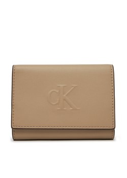 Mały Portfel Damski Calvin Klein Jeans Sculpted Medium Trifold LV04K1078G Beżowy ze sklepu eobuwie.pl w kategorii Portfele damskie - zdjęcie 182066240