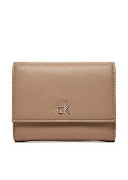 Mały Portfel Damski Calvin Klein Ck Daily Medium Trifold_Pbl K60K612851 Beżowy ze sklepu eobuwie.pl w kategorii Portfele damskie - zdjęcie 182074330