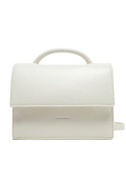 Torebka Calvin Klein Ck Linn Top Handle Crossbody K60K613162 Écru ze sklepu eobuwie.pl w kategorii Listonoszki - zdjęcie 182076532