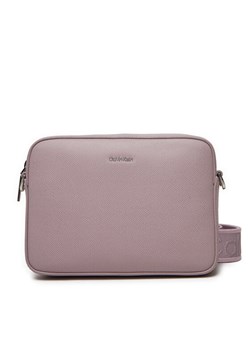 Torebka Calvin Klein Ck Must Small Camera Bag_Caviar K60K613084 Fioletowy ze sklepu eobuwie.pl w kategorii Listonoszki - zdjęcie 182087311
