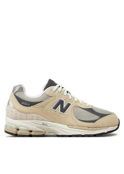Sneakersy New Balance M2002RFA Beżowy ze sklepu eobuwie.pl w kategorii Buty sportowe męskie - zdjęcie 182089423