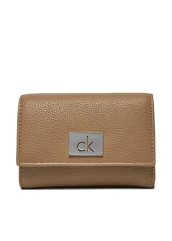 Mały Portfel Damski Calvin Klein Ck Plaque Small Trifold W/Zip K60K612834 Szary ze sklepu eobuwie.pl w kategorii Portfele damskie - zdjęcie 182097481