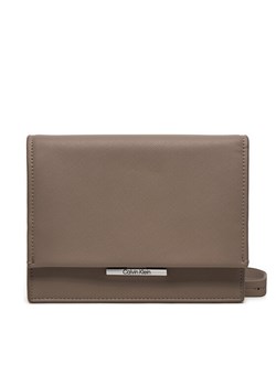 Torebka Calvin Klein Linear K60K612559 Beżowy ze sklepu eobuwie.pl w kategorii Kopertówki - zdjęcie 182097490