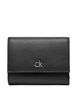 Mały Portfel Damski Calvin Klein Ck Daily Medium Trifold_Pbl K60K612851 Czarny ze sklepu eobuwie.pl w kategorii Portfele damskie - zdjęcie 182100420