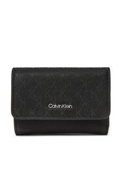 Portfel Calvin Klein Ck Must Small Trifold_Mono K60K612829 Czarny - id: 8721107062990 - marki Calvin Klein - 182106914 Portfel Calvin Klein Ck Must Small Trifold_Mono K60K612829 Czarny ze sklepu eobuwie.pl w kategorii Portfele damskie - zdjęcie 182106914